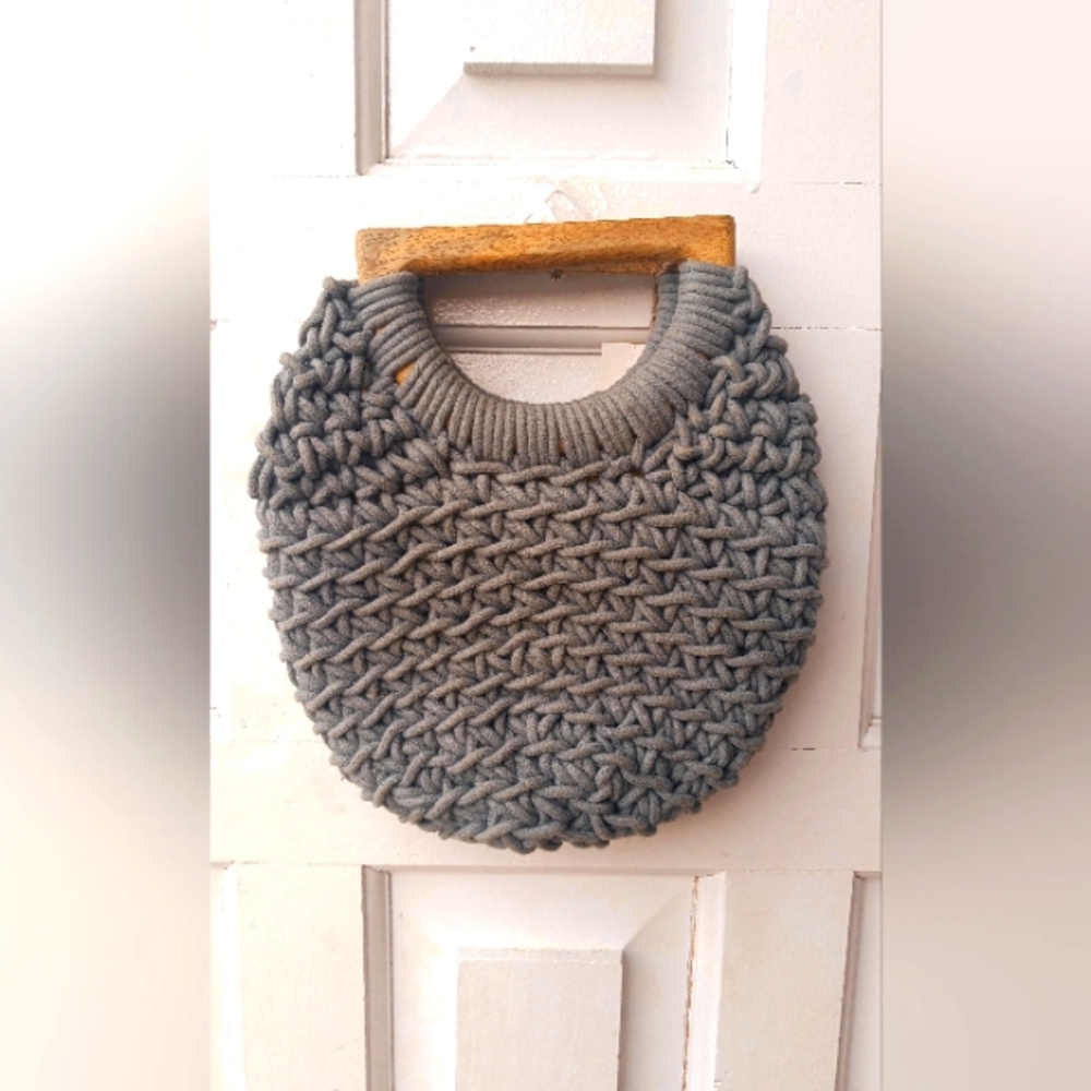 Crotchet clutch/wristlet